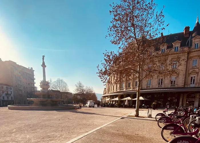 Centre De Valence Face à La Gare